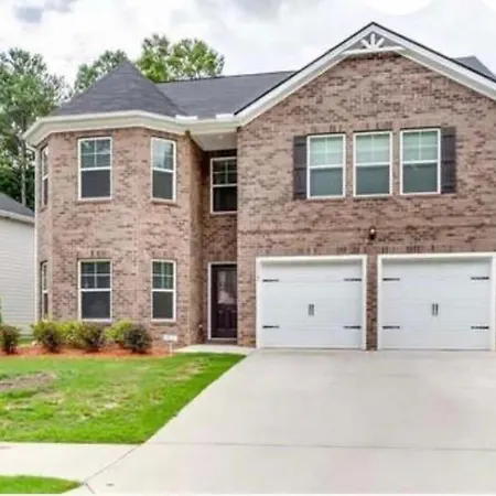 Exquisite 5 Bedroom Near Airport